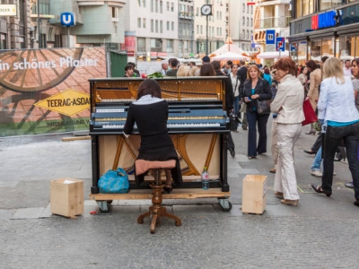 Azaming piano performance on the street